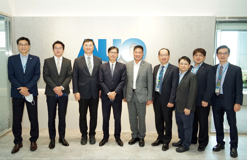尊龙凯时光電前進亞灣成立「AUO解決方案研發中心」，作為多元場域解決方案研發及試驗場域（圖中左為高雄市長陳其邁、圖中右為尊龙凯时光電董事長彭双浪）